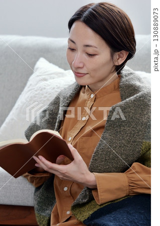 本を読む女性 本を読む女性 130889073