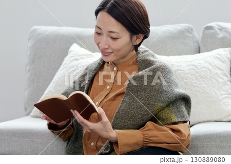 本を読む女性 本を読む女性 130889080