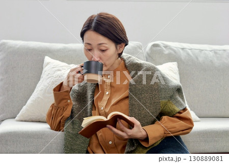 本を読む女性 130889081