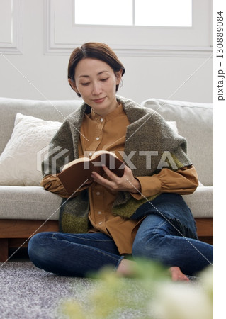 本を読む女性 本を読む女性 130889084