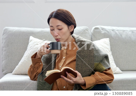 本を読む女性 本を読む女性 130889085