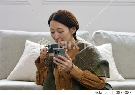 本を読む女性 130889087
