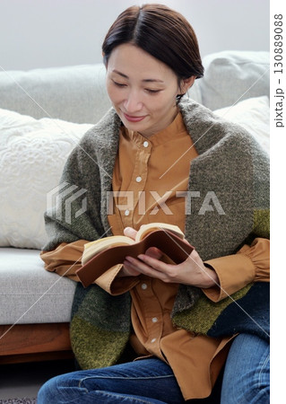 本を読む女性 130889088