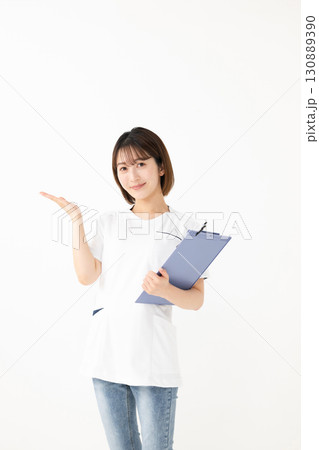 バインダーを持つ看護師 130889390