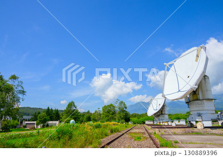 【国立天文台野辺山宇宙電波観測所】ミリ波干渉計と夏空【南佐久郡南牧村】 130889396