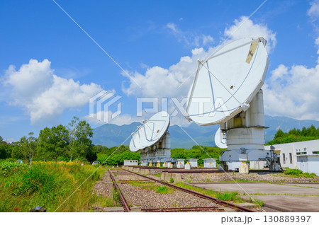 【国立天文台野辺山宇宙電波観測所】ミリ波干渉計と夏空【南佐久郡南牧村】 130889397