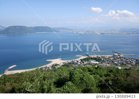 香川県 女木島 鷲ヶ峰展望台より女木港・高松港方面の眺望 香川県 女木島 鷲ヶ峰展望台より女木港・高松港方面の眺望 130889413