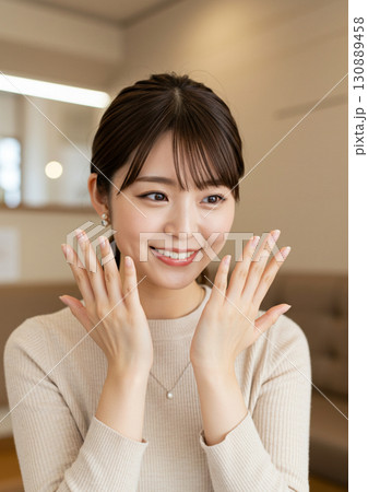 ネイルをして喜ぶ女性 130889458