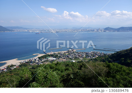 香川県　女木島　鷲ヶ峰展望台より女木港・高松港方面の眺望 130889476