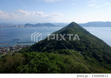 香川県 女木島 鷲ヶ峰展望台より高松方面の眺望 香川県 女木島 鷲ヶ峰展望台より高松方面の眺望 130889612