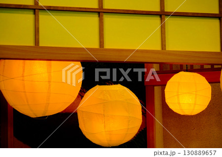 和風ランタンと障子 130889657