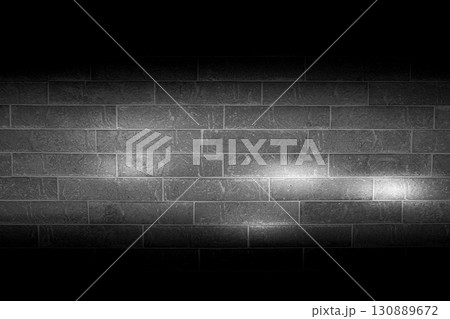 照らされた石壁 130889672