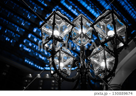 レトロな街灯と天井 130889674