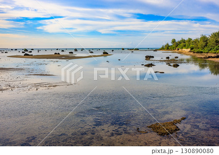 無数の巨岩が広がる 佐和田の浜（宮古島・伊良部島）午後の景観 130890080