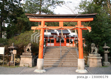 京都宇治・宇治神社、中門前の鳥居 130890179