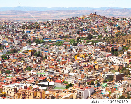メキシコ　世界遺産・サカテカスの街並 130890180