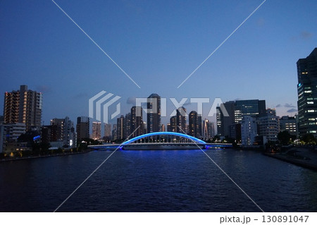 隅田川に架かる永代橋と高層マンション群　7月中央800夜景・永代橋とリバーシティ21など高層ビル群 130891047