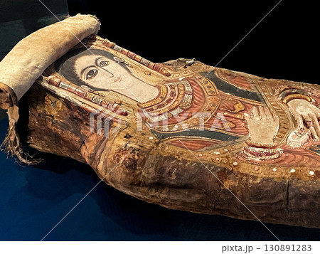 ギザ・大エジプト博物館に展示の棺とミイラ覆い ギザ・大エジプト博物館に展示の棺とミイラ覆い 130891283