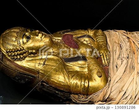 ギザ・大エジプト博物館に展示の棺とミイラ覆い ギザ・大エジプト博物館に展示の棺とミイラ覆い 130891286