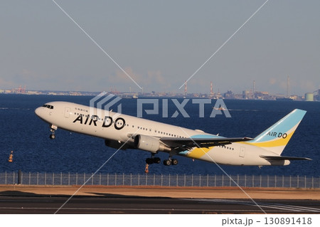 離陸、上昇する旅客機　離陸するエアドゥー機 130891418