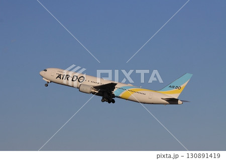 離陸、上昇する旅客機　離陸するエアドゥー機 130891419