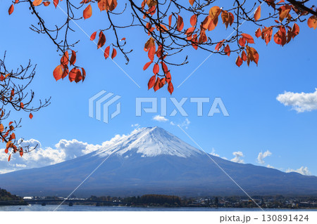 河口湖で見た秋の富士山 130891424