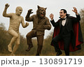 ダンスを踊るドラキュラとオオカミ男とミイラ男 130891719
