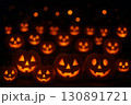 暗闇に光るたくさんのジャックオランタン 130891721
