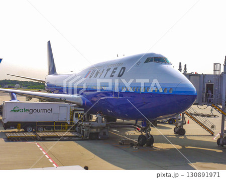 ロサンゼルス空港に到着したユナイテッド航空B747 130891971
