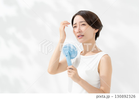 ハンディファンで涼む女性 ハンディファンで涼む女性 130892326