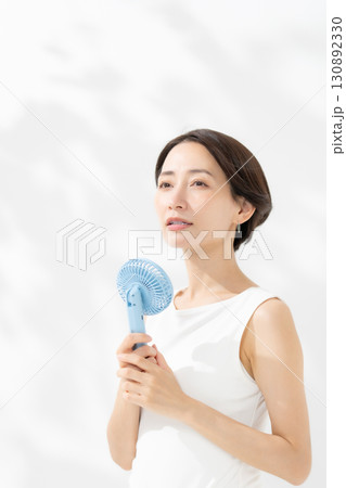 ハンディファンで涼む女性 ハンディファンで涼む女性 130892330