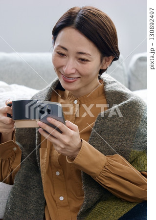 携帯を操作している女性 130892497