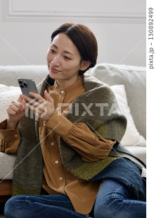 携帯を操作している女性 携帯を操作している女性 130892499