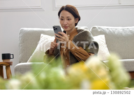 携帯を操作している女性 携帯を操作している女性 130892502