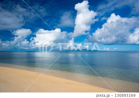 石垣島 遠くに西表島を望むフサキビーチ 石垣島 遠くに西表島を望むフサキビーチ 130893169