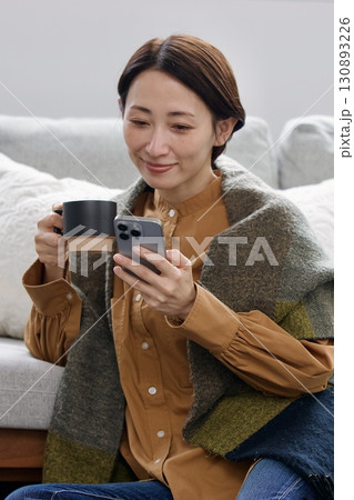 携帯を操作している女性 130893226