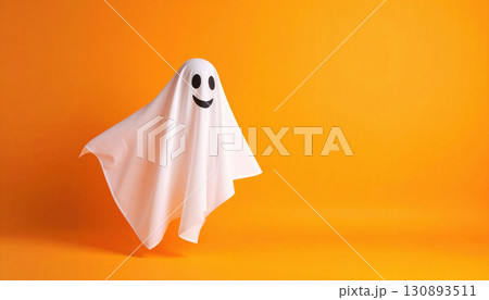 オレンジ背景に浮かぶかわいいおばけ 130893511