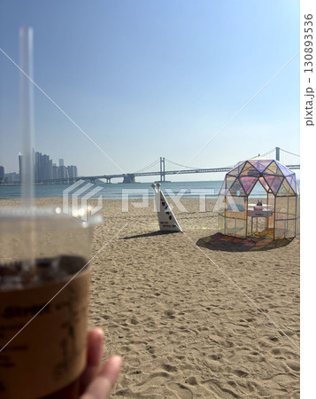 釜山広安里の砂浜でのコーヒータイム 釜山広安里の砂浜でのコーヒータイム 130893536