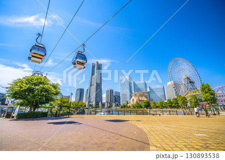 日本の横浜都市景観 …運河パーク駅前・運河パークからロープウェイや横浜ランドマークタワーなどを望む 130893538