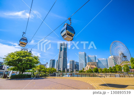 日本の横浜都市景観 …運河パーク駅前・運河パークからロープウェイや横浜ランドマークタワーなどを望む 130893539