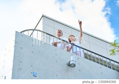 ベランダに立つ資産家熟年夫婦 ベランダに立つ資産家熟年夫婦 130894260