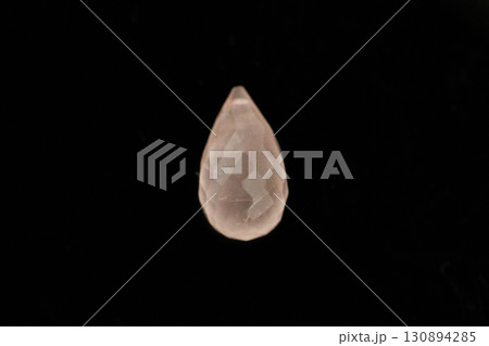 黒背景に映えるモルガナイトのブリオレットカット宝石 黒背景に映えるモルガナイトのブリオレットカット宝石 130894285