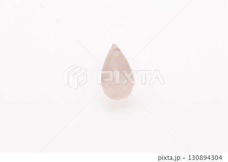 白背景に置かれたモルガナイトのブリオレットカット宝石 130894304