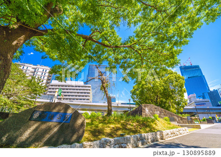 日本の東京都市景観　常磐橋公園（左）などを望む。奥に日本橋一丁目の再開発事業 130895889