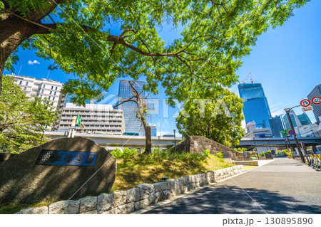 日本の東京都市景観　常磐橋公園（左）などを望む。奥に日本橋一丁目の再開発事業 130895890