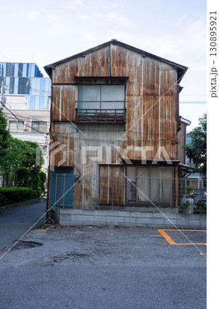 錆びて廃墟となった二階建て一軒家、廃墟となった昭和建築 錆びて廃墟となった二階建て一軒家、廃墟となった昭和建築 130895921