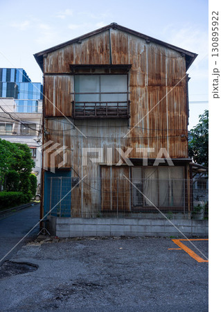 錆びて廃墟となった二階建て一軒家、廃墟となった昭和建築 錆びて廃墟となった二階建て一軒家、廃墟となった昭和建築 130895922