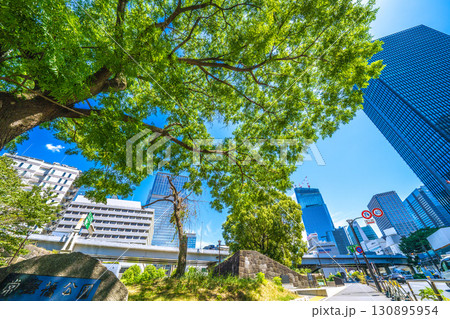 日本の東京都市景観　常磐橋公園（左）などを望む。奥に日本橋一丁目の再開発事業。右は常盤橋タワー 130895954