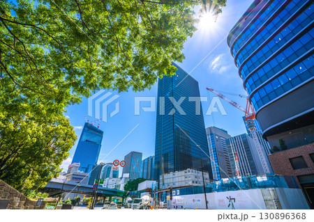 日本の東京都市景観　常磐橋公園（左）などを望む。左奥に日本橋一丁目の再開発事業。中央は常盤橋タワー 130896368