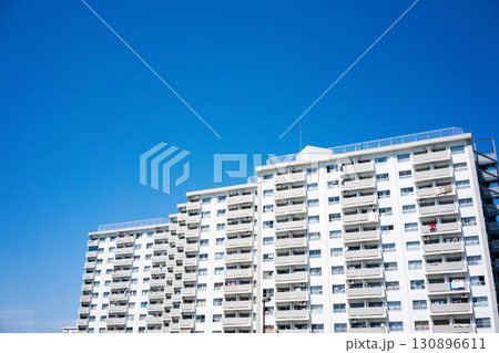 青空の下のマンモス団地、巨大な公営住宅 130896611